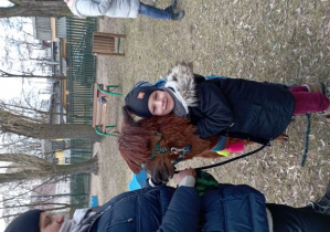 Chłopiec przytula się do alpaki